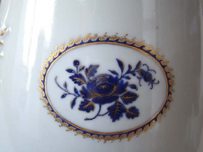 A Chinese export porcelain blue and gilt decorated lighthouse form coffee pot circa 1780 — image 4
